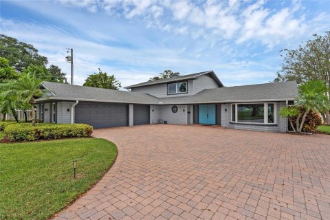 House in Belle Isle, Florida 4 bedrooms, 298.77 sq.m. № 1902392 - photo 1