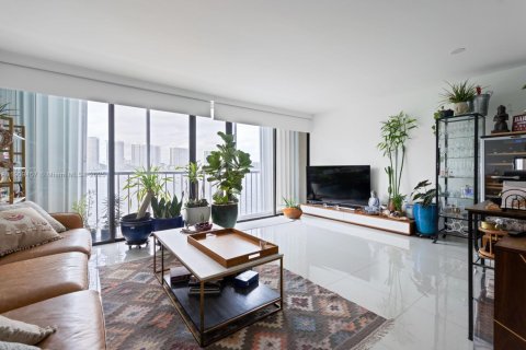 Condominio en venta en Sunny Isles Beach, Florida, 2 dormitorios, 122.63 m2 № 1965166 - foto 2