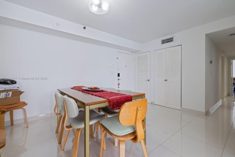 Condominio en venta en Sunny Isles Beach, Florida, 2 dormitorios, 122.63 m2 № 1965166 - foto 4