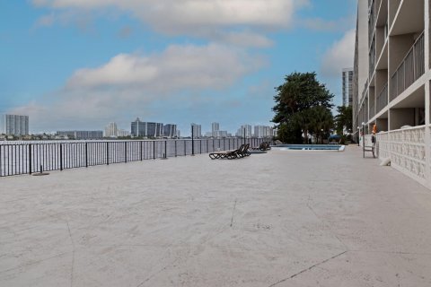 Condominio en venta en Sunny Isles Beach, Florida, 2 dormitorios, 122.63 m2 № 1965166 - foto 15