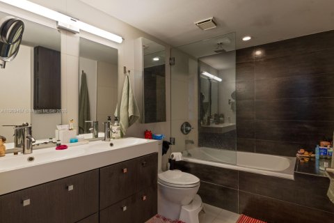 Condominio en venta en Sunny Isles Beach, Florida, 2 dormitorios, 122.63 m2 № 1965166 - foto 9