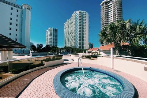 Condo in Aventura, Florida, 2 bedrooms in LANDMARK  № 1862185 - photo 12