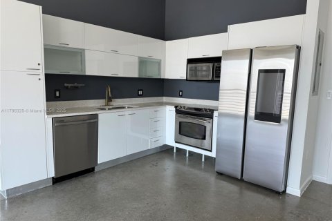 Condo in Miami, Florida, 1 bedroom  № 1713376 - photo 2