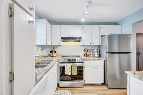 Condo in Saint Petersburg, Florida, 2 bedrooms  № 1907542 - photo 4