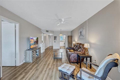 Condo in Saint Petersburg, Florida, 2 bedrooms  № 1907542 - photo 9