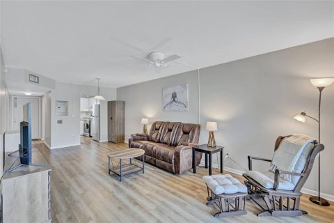 Condo in Saint Petersburg, Florida, 2 bedrooms  № 1907542 - photo 6