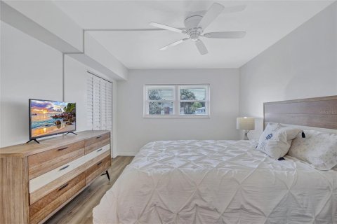 Condo in Saint Petersburg, Florida, 2 bedrooms  № 1907542 - photo 16
