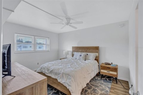 Condo in Saint Petersburg, Florida, 2 bedrooms  № 1907542 - photo 15