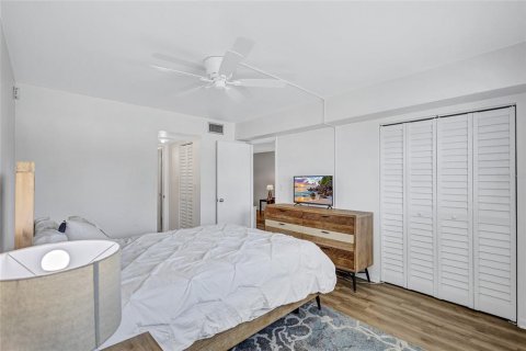 Condo in Saint Petersburg, Florida, 2 bedrooms  № 1907542 - photo 17