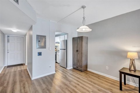 Condo in Saint Petersburg, Florida, 2 bedrooms  № 1907542 - photo 13