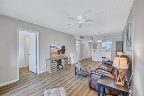 Condo in Saint Petersburg, Florida, 2 bedrooms  № 1907542 - photo 10