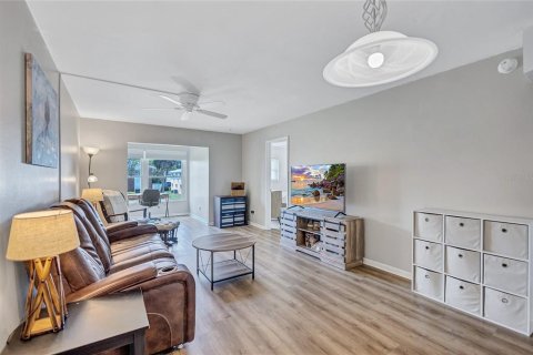 Condo in Saint Petersburg, Florida, 2 bedrooms  № 1907542 - photo 7
