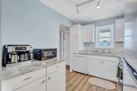 Condo in Saint Petersburg, Florida, 2 bedrooms  № 1907542 - photo 2