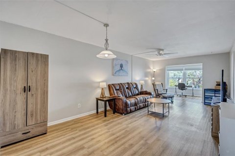Condo in Saint Petersburg, Florida, 2 bedrooms  № 1907542 - photo 5