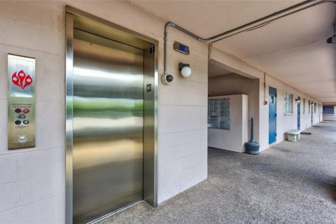Condo in Saint Petersburg, Florida, 2 bedrooms  № 1907542 - photo 23
