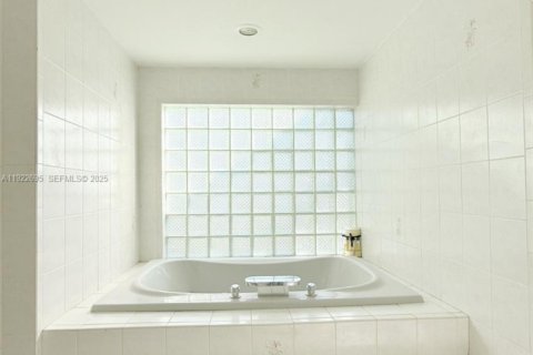 Villa ou maison à vendre à Miami, Floride: 3 chambres, 295.34 m2 № 1976851 - photo 7