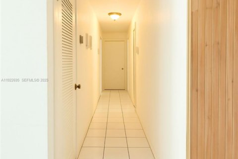 Villa ou maison à vendre à Miami, Floride: 3 chambres, 295.34 m2 № 1976851 - photo 4