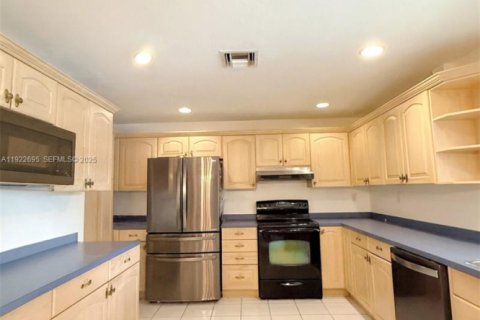 Villa ou maison à vendre à Miami, Floride: 3 chambres, 295.34 m2 № 1976851 - photo 2