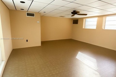 Villa ou maison à vendre à Miami, Floride: 3 chambres, 295.34 m2 № 1976851 - photo 12