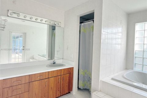 Villa ou maison à vendre à Miami, Floride: 3 chambres, 295.34 m2 № 1976851 - photo 5
