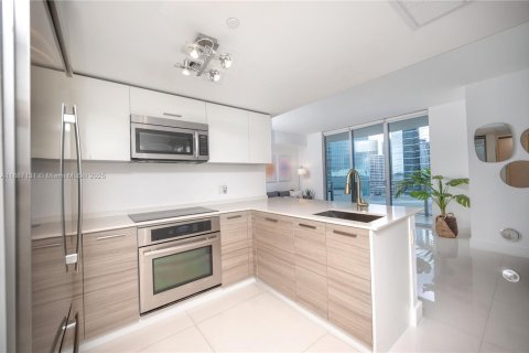 Condo in Miami, Florida, 1 bedroom  № 1933773 - photo 1