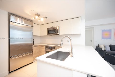 Condo in Miami, Florida, 1 bedroom  № 1933773 - photo 2