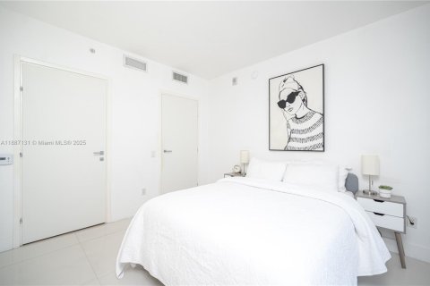 Condo in Miami, Florida, 1 bedroom  № 1933773 - photo 13
