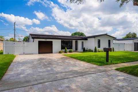 House in Cooper City, Florida 4 bedrooms, 168.52 sq.m. № 1752102 - photo 1