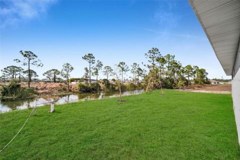 House in Cape Coral, Florida 4 bedrooms, 164.81 sq.m. № 1830979 - photo 26