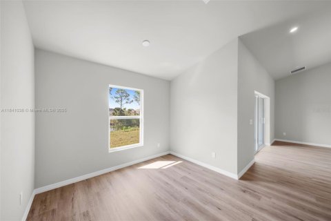 House in Cape Coral, Florida 4 bedrooms, 164.81 sq.m. № 1830979 - photo 11