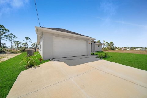 House in Cape Coral, Florida 4 bedrooms, 164.81 sq.m. № 1830979 - photo 2