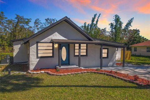 Villa ou maison à vendre à DeLand, Floride: 4 chambres, 183.95 m2 № 1550546 - photo 1