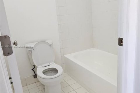 Touwnhouse à louer à Miami, Floride: 2 chambres, 104.98 m2 № 1995998 - photo 25