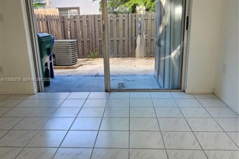 Touwnhouse à louer à Miami, Floride: 2 chambres, 104.98 m2 № 1995998 - photo 9
