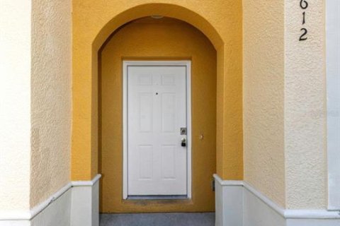 Townhouse in Saint Petersburg, Florida 3 bedrooms, 167.69 sq.m. № 2418517 - photo 5