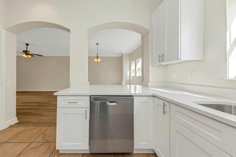 Townhouse in Saint Petersburg, Florida 3 bedrooms, 167.69 sq.m. № 2418517 - photo 11