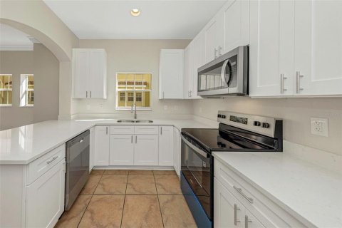 Townhouse in Saint Petersburg, Florida 3 bedrooms, 167.69 sq.m. № 2418517 - photo 10