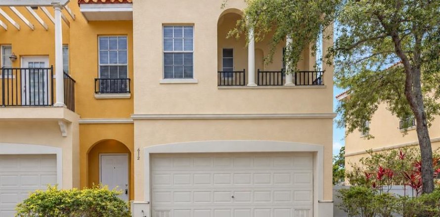 Townhouse in Saint Petersburg, Florida 3 bedrooms, 167.69 sq.m. № 2418517