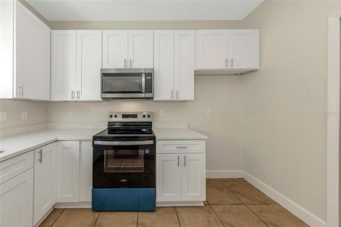 Townhouse in Saint Petersburg, Florida 3 bedrooms, 167.69 sq.m. № 2418517 - photo 12