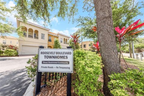 Townhouse in Saint Petersburg, Florida 3 bedrooms, 167.69 sq.m. № 2418517 - photo 2