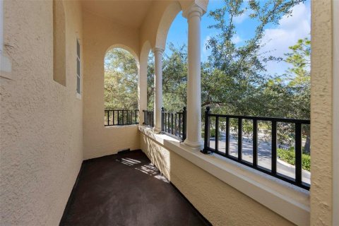 Townhouse in Saint Petersburg, Florida 3 bedrooms, 167.69 sq.m. № 2418517 - photo 3