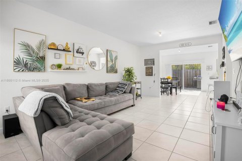 Townhouse in Florida City, Florida 3 bedrooms, 122.17 sq.m. № 2015744 - photo 2