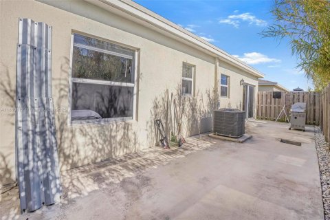 Townhouse in Florida City, Florida 3 bedrooms, 122.17 sq.m. № 2015744 - photo 16