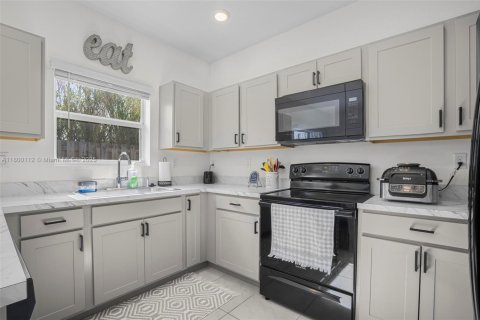 Townhouse in Florida City, Florida 3 bedrooms, 122.17 sq.m. № 2015744 - photo 7