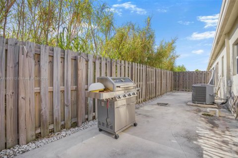 Townhouse in Florida City, Florida 3 bedrooms, 122.17 sq.m. № 2015744 - photo 15