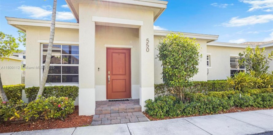 Townhouse in Florida City, Florida 3 bedrooms, 122.17 sq.m. № 2015744