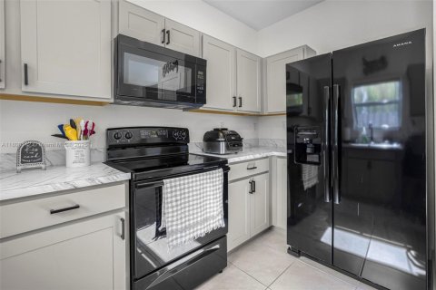 Townhouse in Florida City, Florida 3 bedrooms, 122.17 sq.m. № 2015744 - photo 8