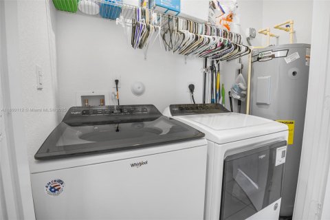 Townhouse in Florida City, Florida 3 bedrooms, 122.17 sq.m. № 2015744 - photo 14