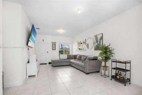 Townhouse in Florida City, Florida 3 bedrooms, 122.17 sq.m. № 2015744 - photo 4