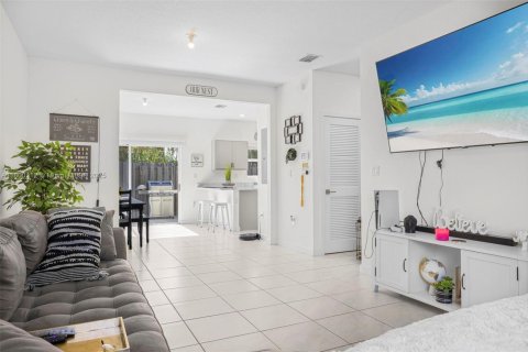 Townhouse in Florida City, Florida 3 bedrooms, 122.17 sq.m. № 2015744 - photo 3